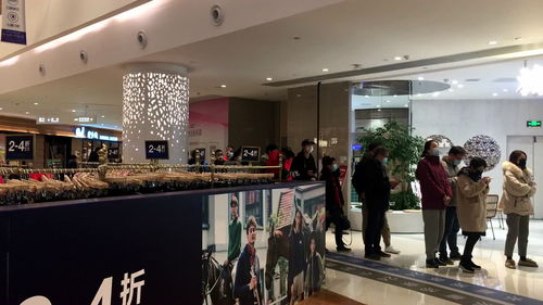 口罩成了大上海最受欢迎的商品,虹桥一家药店门口排起了长队